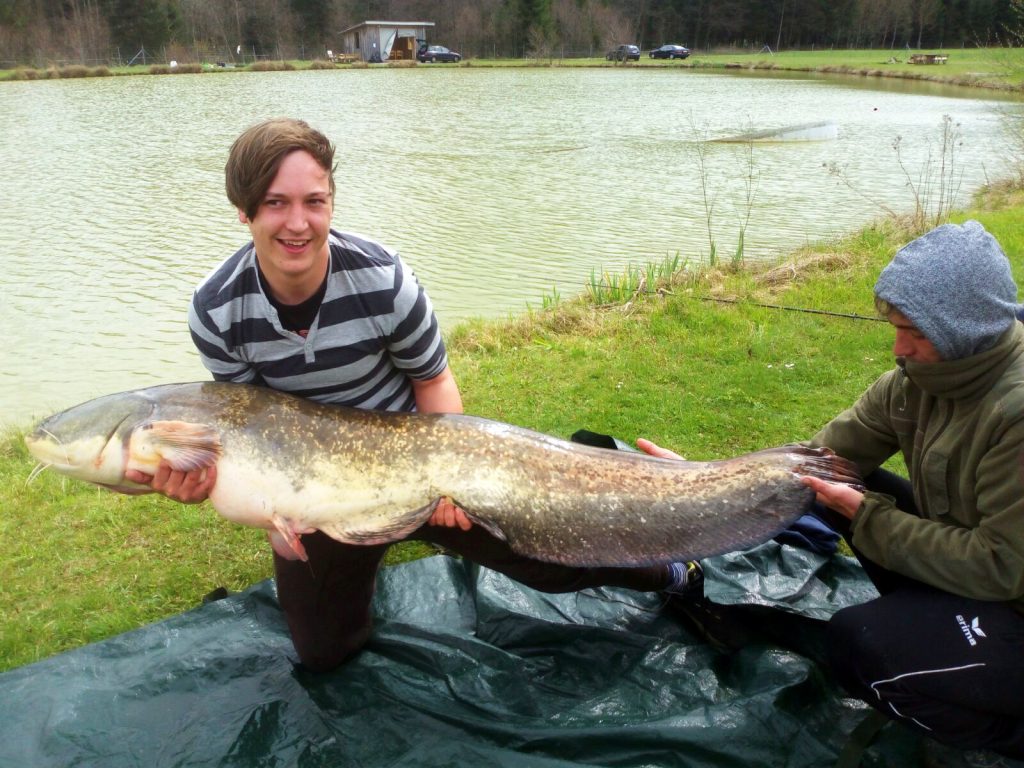 Paul H. mit einem Wels am Catch & Release Teich