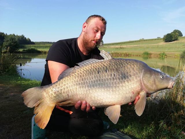 Sascha mit Karpfen