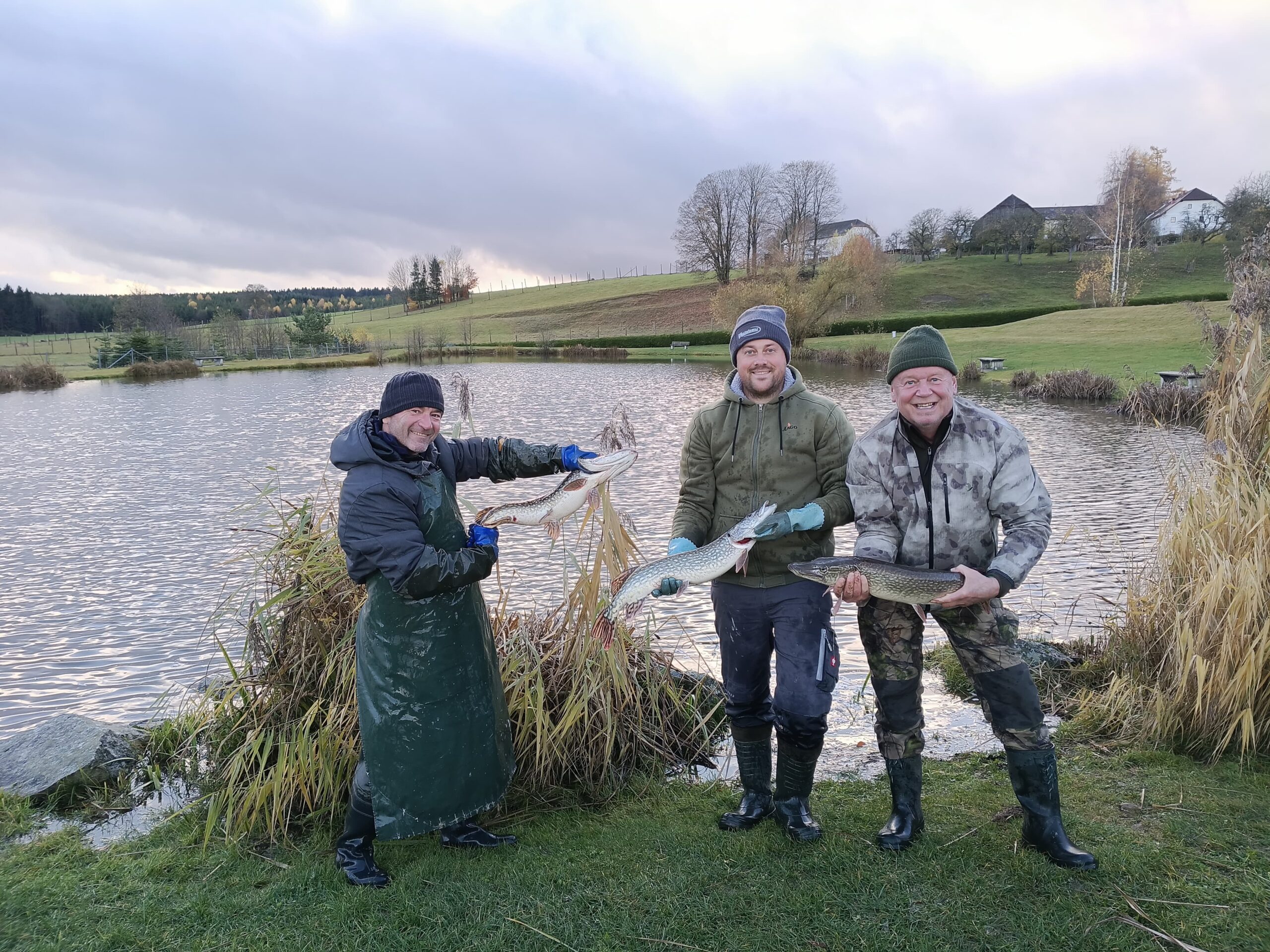 3 Personen mit 3 Hecht in der Hand