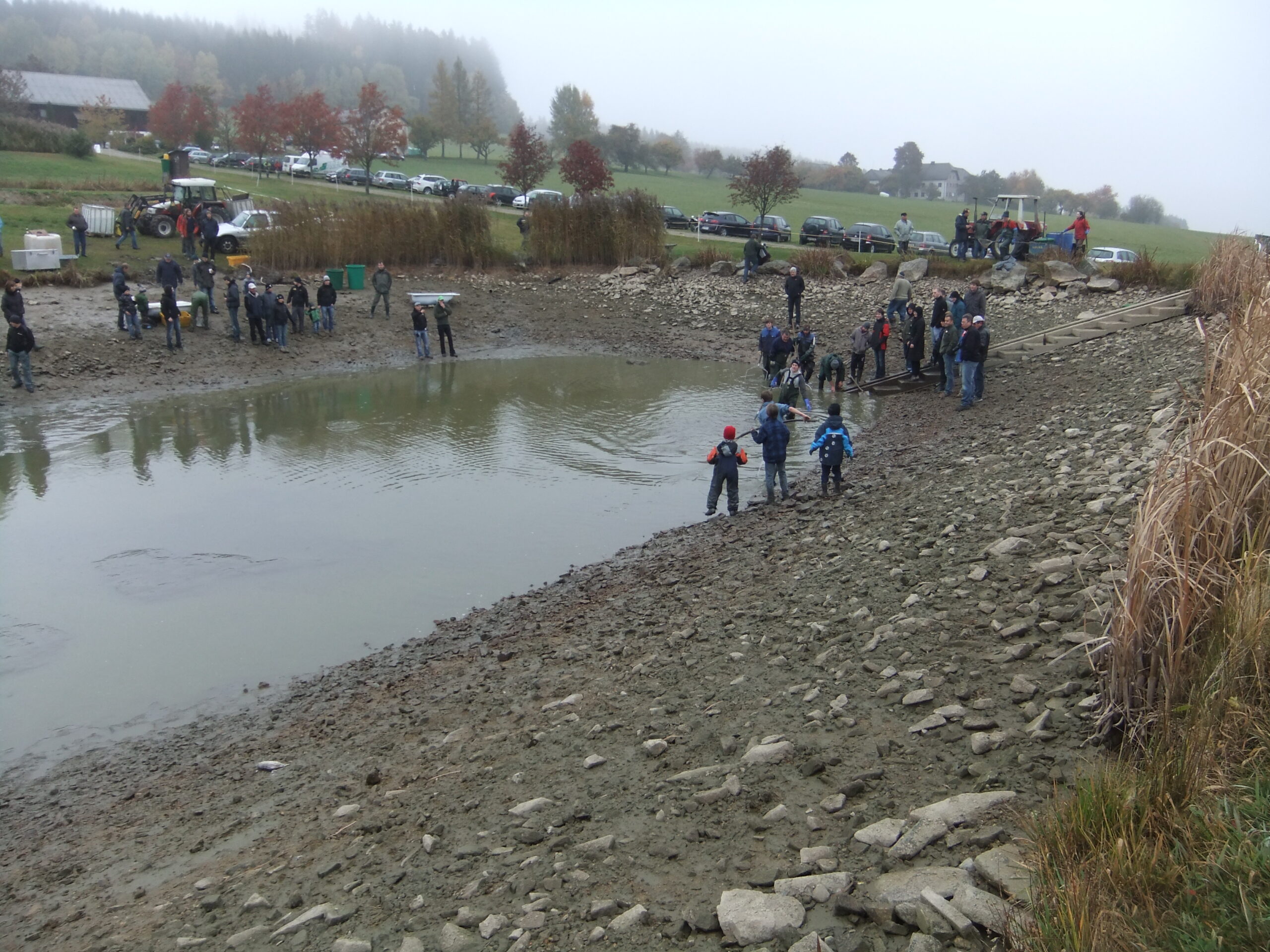 Angelteich Rading mit vielen Menschen und fast komplett abgelassen Angelteich Rading mit vielen Menschen und fast komplett abgelassen